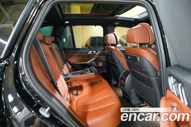 BMW X5 M60i