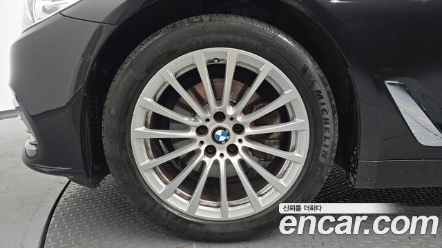 BMW 5-Series 520i Luxury