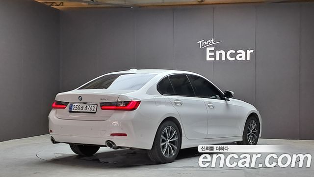 BMW 3-Series 320i