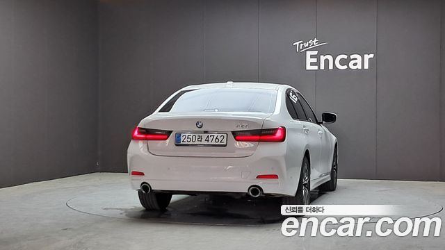 BMW 3-Series 320i