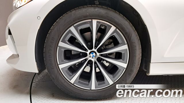 BMW 3-Series 320i