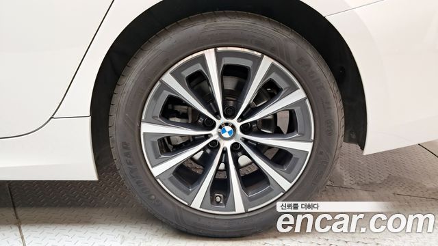 BMW 3-Series 320i