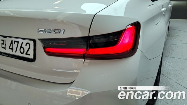 BMW 3-Series 320i