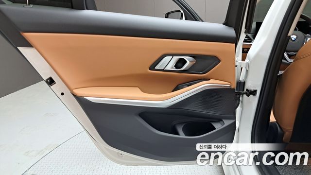 BMW 3-Series 320i