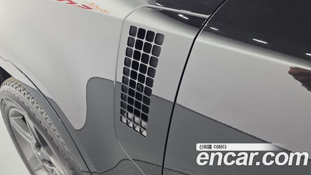Land Rover Defender 110 P300 X-Dynamic SE