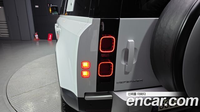 Land Rover Defender 110 D250 S