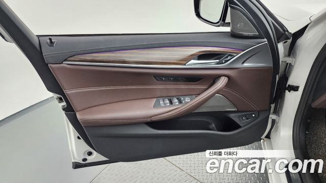 BMW 5-Series 530e Luxury