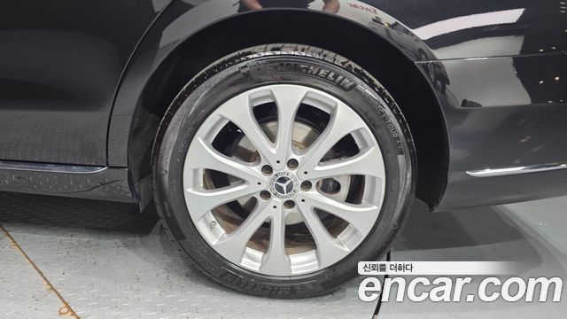 Mercedes-Benz E-Class E300 4MATIC Exclusive