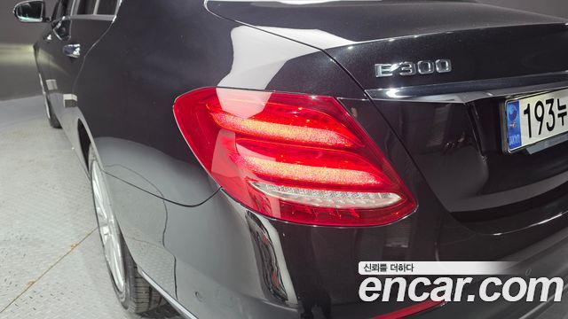 Mercedes-Benz E-Class E300 4MATIC Exclusive