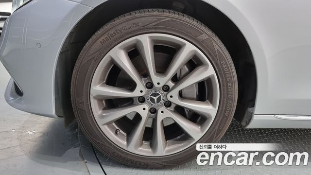 Mercedes-Benz E-Class E300 Exclusive Standard