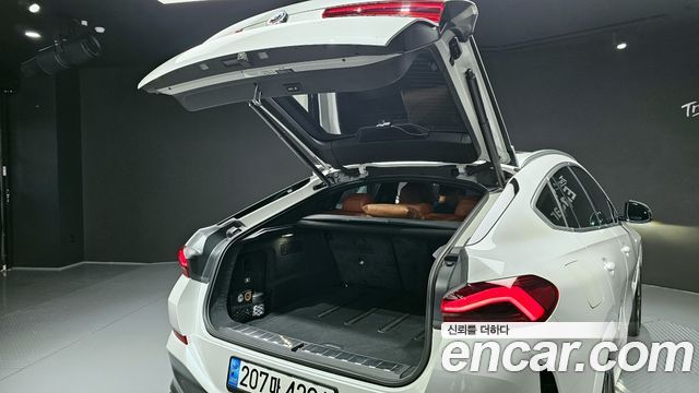 BMW X6 M50i