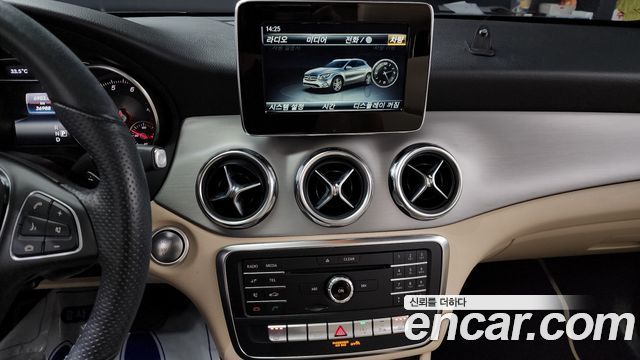Mercedes-Benz GLA-Class GLA220 Premium