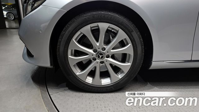 Mercedes-Benz E-Class E300 4MATIC Exclusive