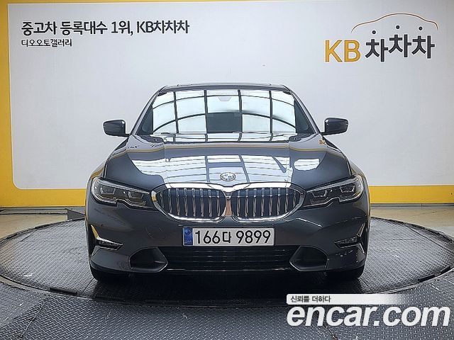 BMW 3-Series 320i Luxury