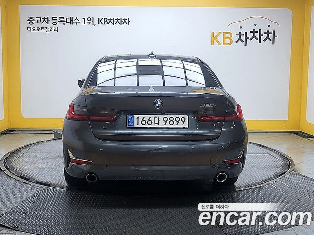 BMW 3-Series 320i Luxury