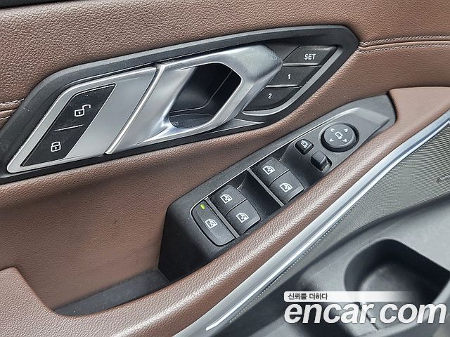 BMW 3-Series 320i Luxury