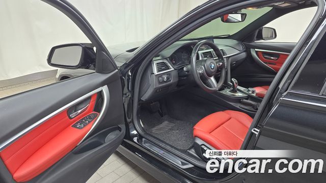 BMW 3-Series 330i M Sport Shadow