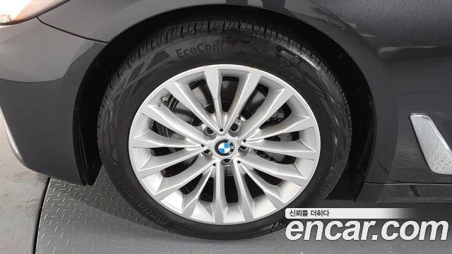 BMW 5-Series 520i Luxury