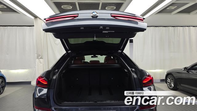 BMW X6 M50i