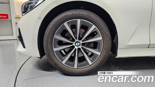BMW 3-Series 320i