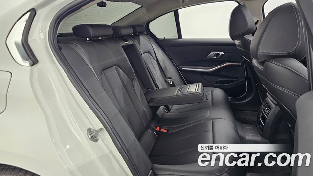 BMW 3-Series 320i