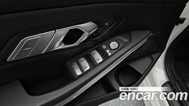 BMW 3-Series 320i