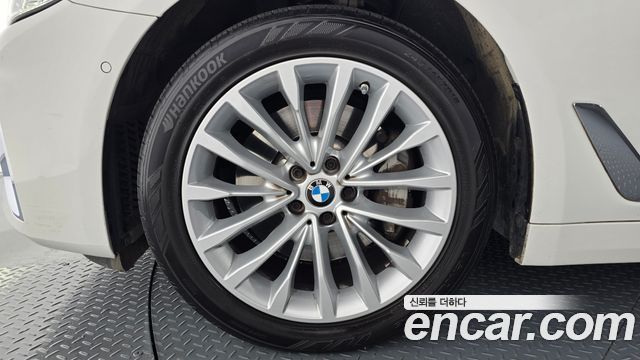 BMW 5-Series 530i xDrive Luxury