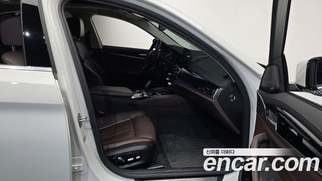 BMW 5-Series 530i xDrive Luxury