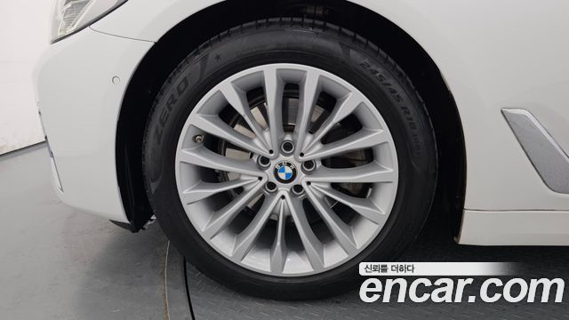 BMW 5-Series 520i Luxury