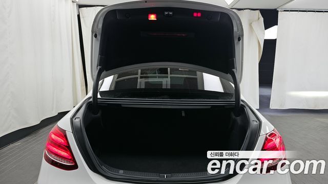 Mercedes-Benz E-Class E300 4MATIC Avnatgarde
