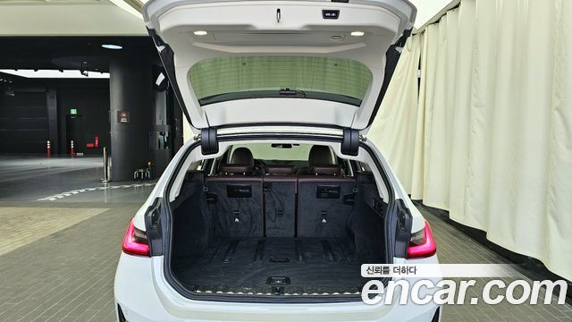 BMW 3-Series 320i Touring Luxury
