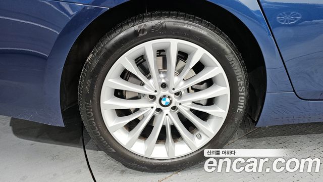 BMW 5-Series 530i xDrive Luxury