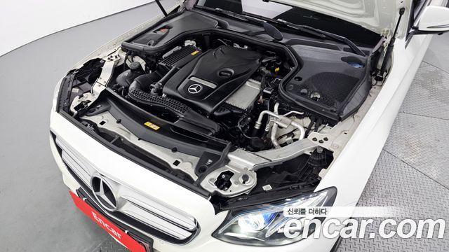 Mercedes-Benz E-Class E300 4MATIC Avnatgarde