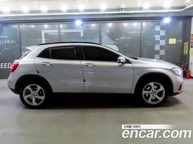 Mercedes-Benz GLA-Class GLA220