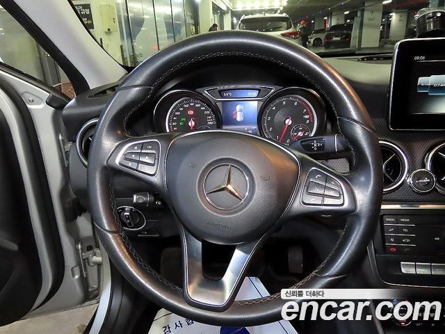 Mercedes-Benz GLA-Class GLA220