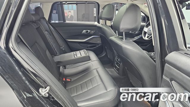BMW 3-Series 320i Touring Luxury