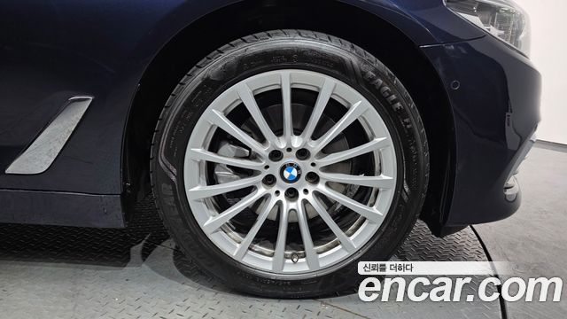BMW 5-Series 520i Luxury