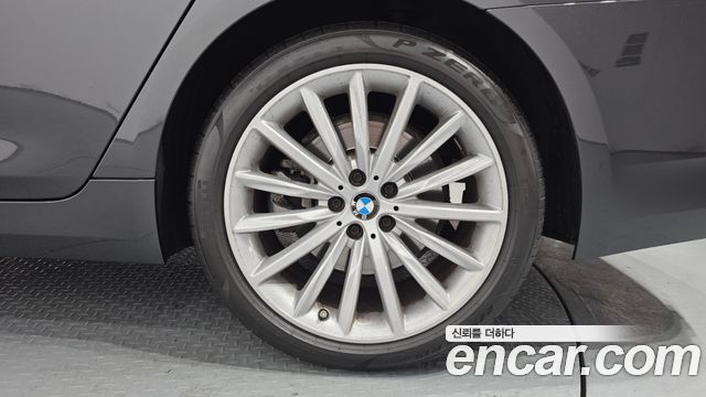 BMW 5-Series 530i xDrive Luxury