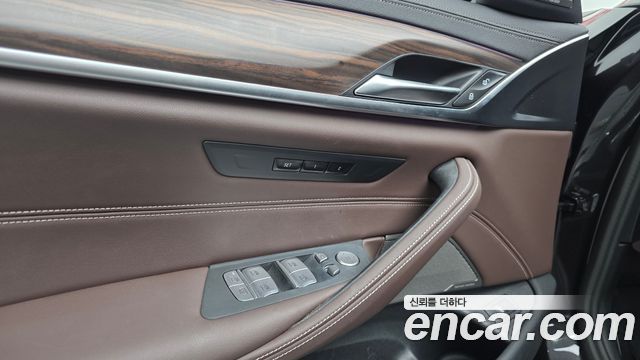 BMW 5-Series 530i xDrive Luxury