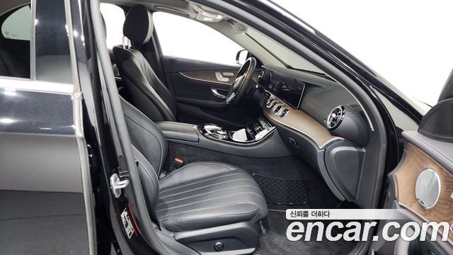 Mercedes-Benz E-Class E300 4MATIC Exclusive