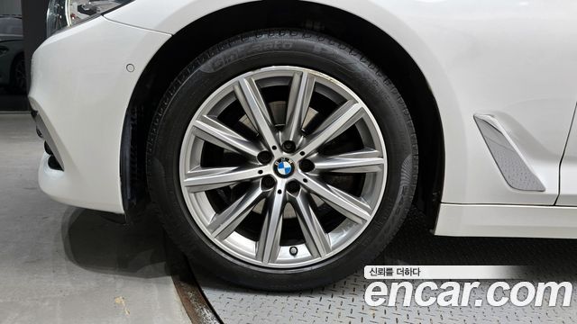 BMW 5-Series 520i Luxury