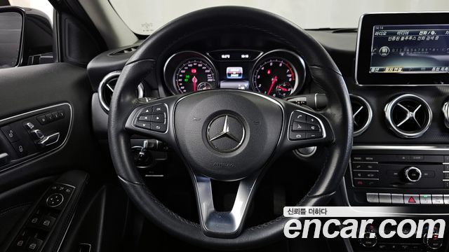Mercedes-Benz GLA-Class GLA220
