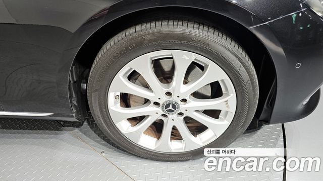 Mercedes-Benz E-Class E300 4MATIC Exclusive