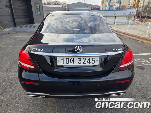 Mercedes-Benz E-Class E300 4MATIC Exclusive