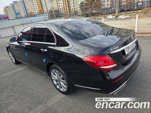 Mercedes-Benz E-Class E300 4MATIC Exclusive