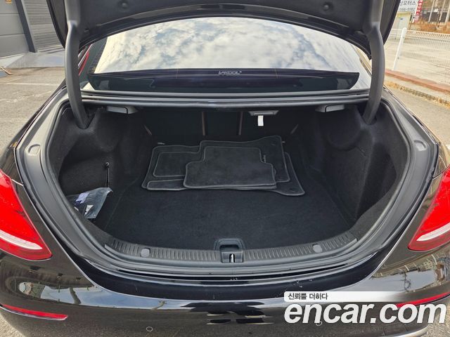 Mercedes-Benz E-Class E300 4MATIC Exclusive