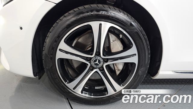 Mercedes-Benz E-Class E300 4MATIC Avnatgarde