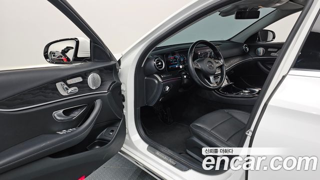 Mercedes-Benz E-Class E300 4MATIC Avnatgarde