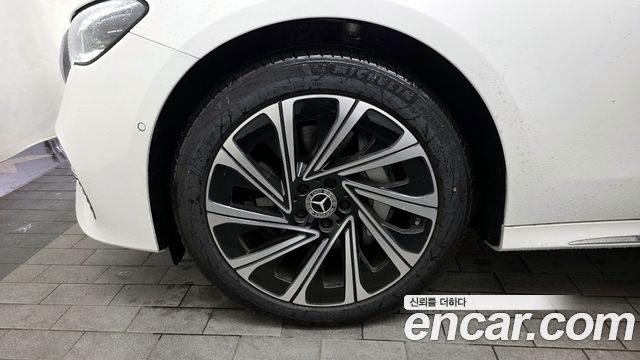 Mercedes-Benz E-Class E300 4MATIC Exclusive