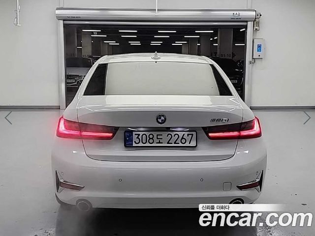 BMW 3-Series 320i Luxury